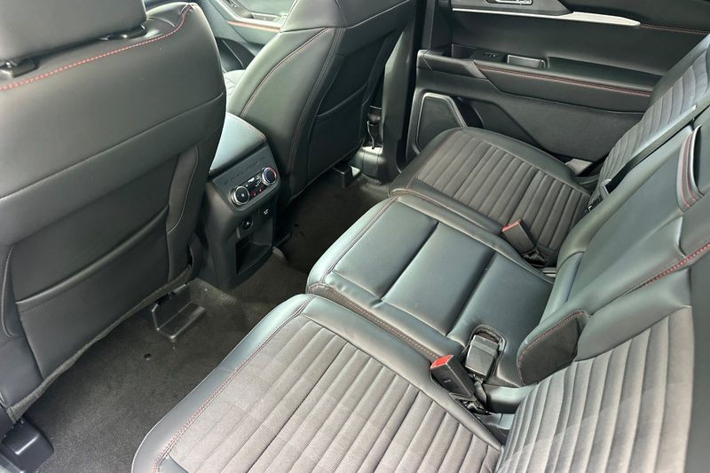 Ford Explorer Vehicle Full-screen Gallery Image 12