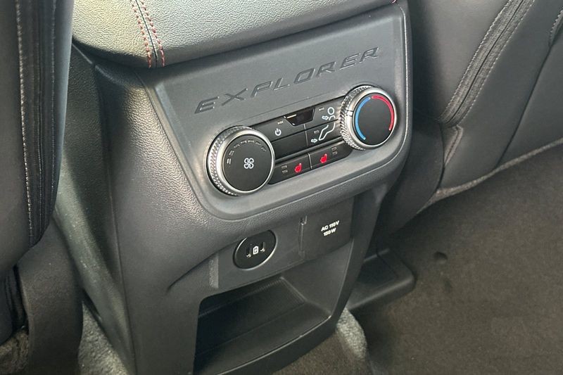 Ford Explorer Vehicle Full-screen Gallery Image 13