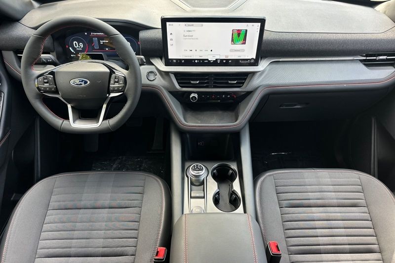 Ford Explorer Vehicle Full-screen Gallery Image 14