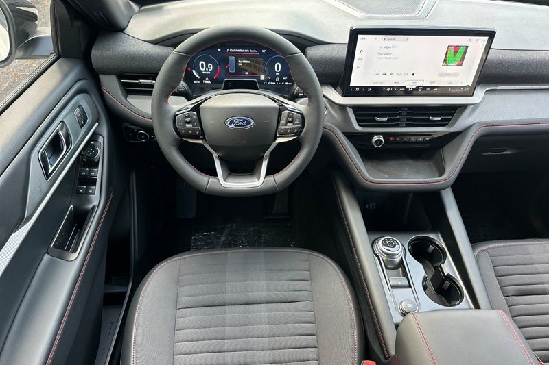 Ford Explorer Vehicle Full-screen Gallery Image 15