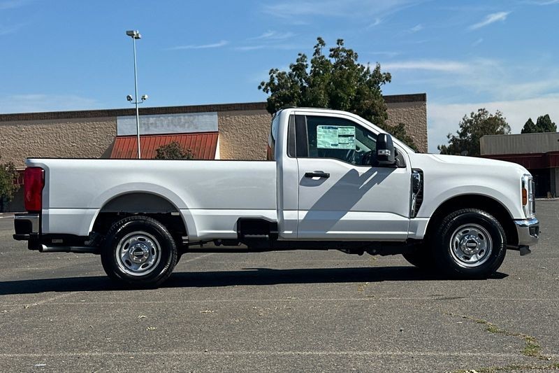 Ford F-250SD Vehicle Full-screen Gallery Image 02