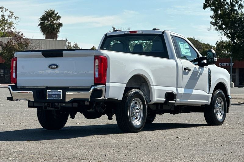 Ford F-250SD Vehicle Full-screen Gallery Image 03