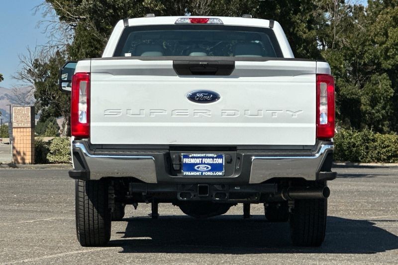 Ford F-250SD Vehicle Full-screen Gallery Image 04