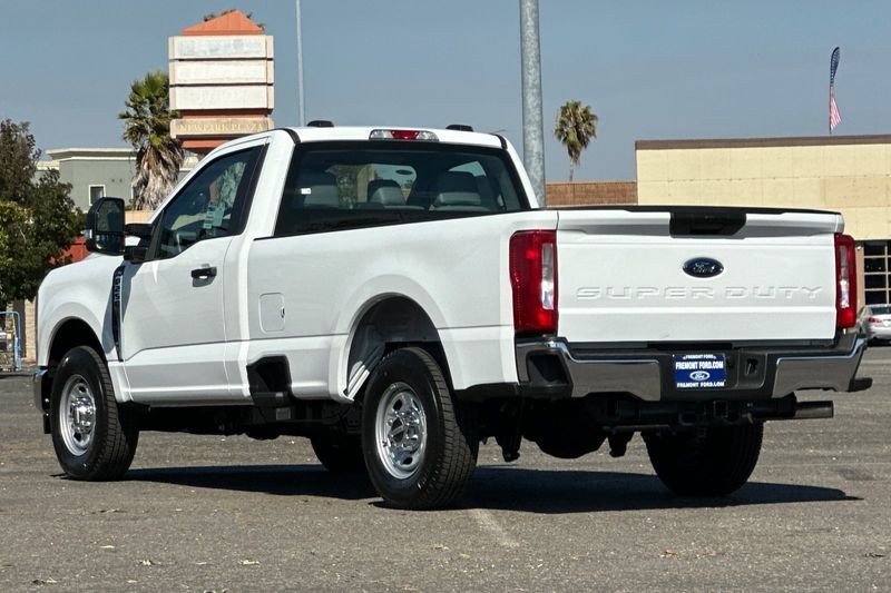Ford F-250SD Vehicle Full-screen Gallery Image 05