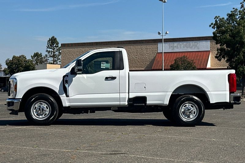 Ford F-250SD Vehicle Full-screen Gallery Image 06