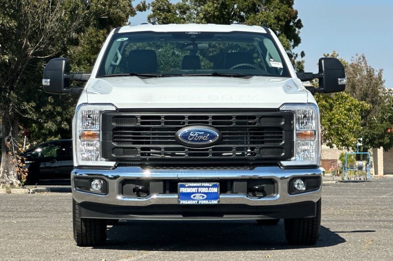 Ford F-250SD Vehicle Full-screen Gallery Image 08