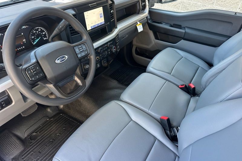 Ford F-250SD Vehicle Full-screen Gallery Image 09
