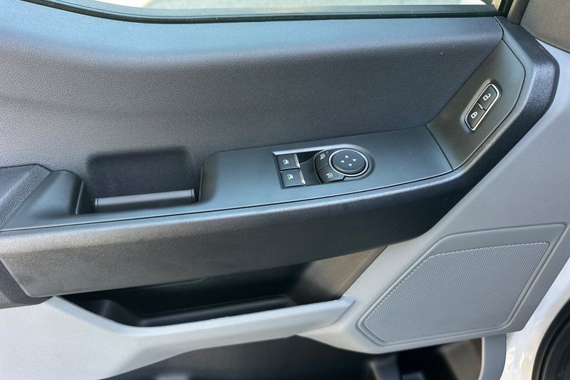 Ford F-250SD Vehicle Full-screen Gallery Image 10