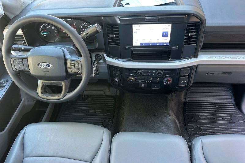 Ford F-250SD Vehicle Full-screen Gallery Image 12