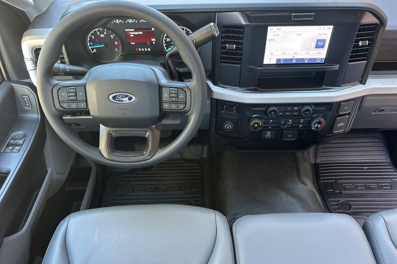Ford F-250SD Vehicle Full-screen Gallery Image 13