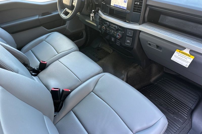 Ford F-250SD Vehicle Full-screen Gallery Image 14