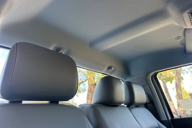 Ford F-250SD Vehicle Full-screen Gallery Image 15