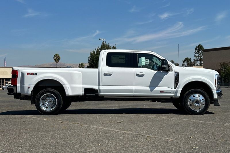 Ford F-450SD Vehicle Full-screen Gallery Image 02