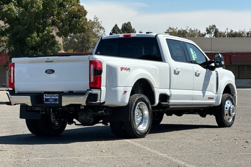 Ford F-450SD Vehicle Full-screen Gallery Image 03