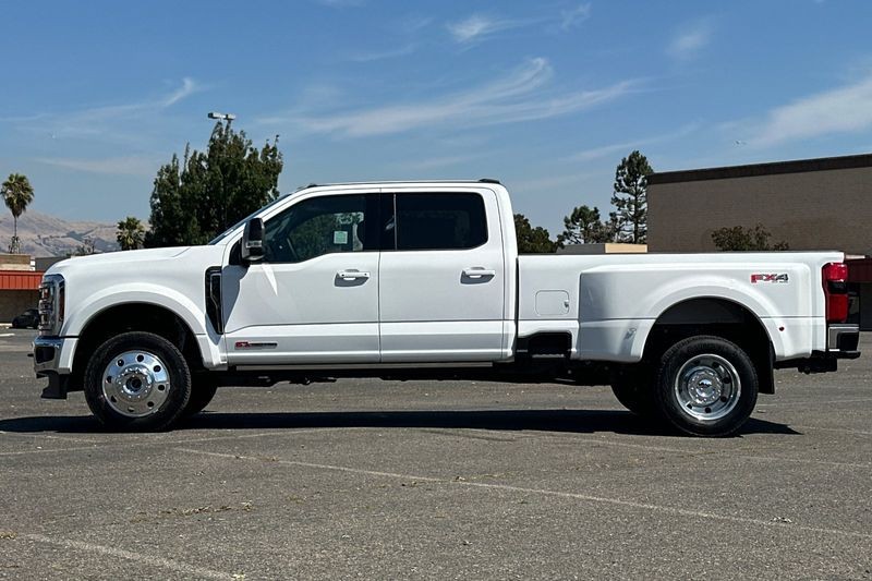 Ford F-450SD Vehicle Full-screen Gallery Image 06