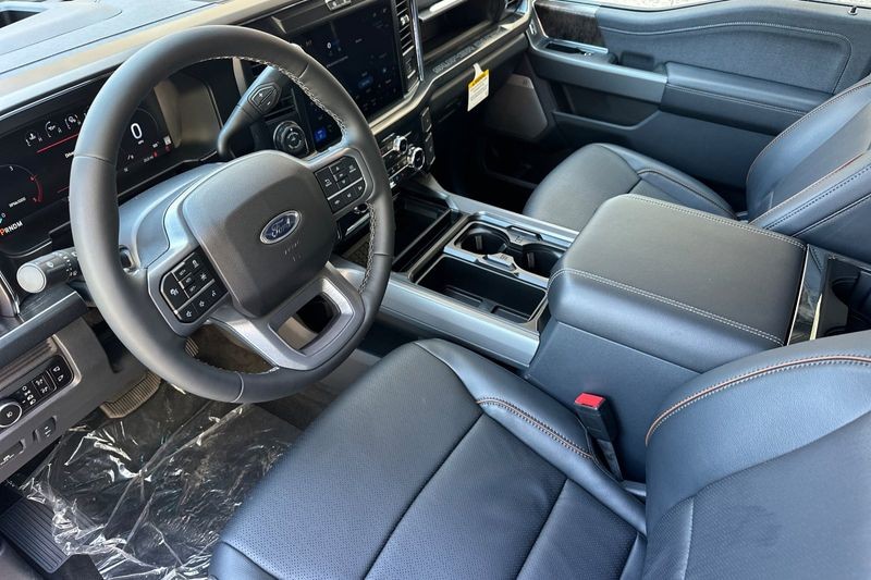 Ford F-450SD Vehicle Full-screen Gallery Image 09