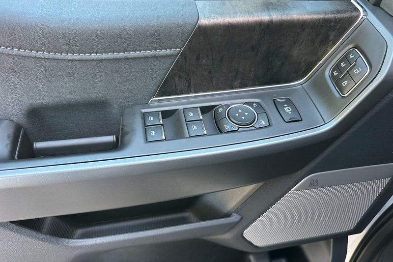 Ford F-450SD Vehicle Full-screen Gallery Image 10