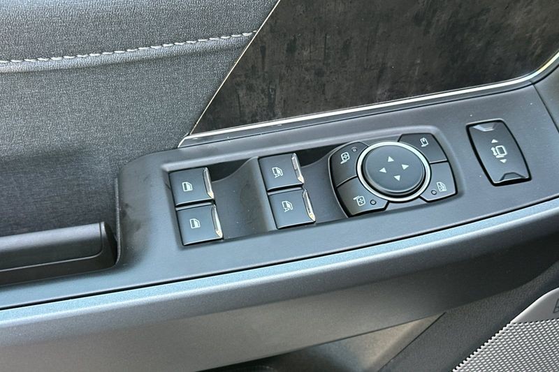 Ford F-450SD Vehicle Full-screen Gallery Image 11