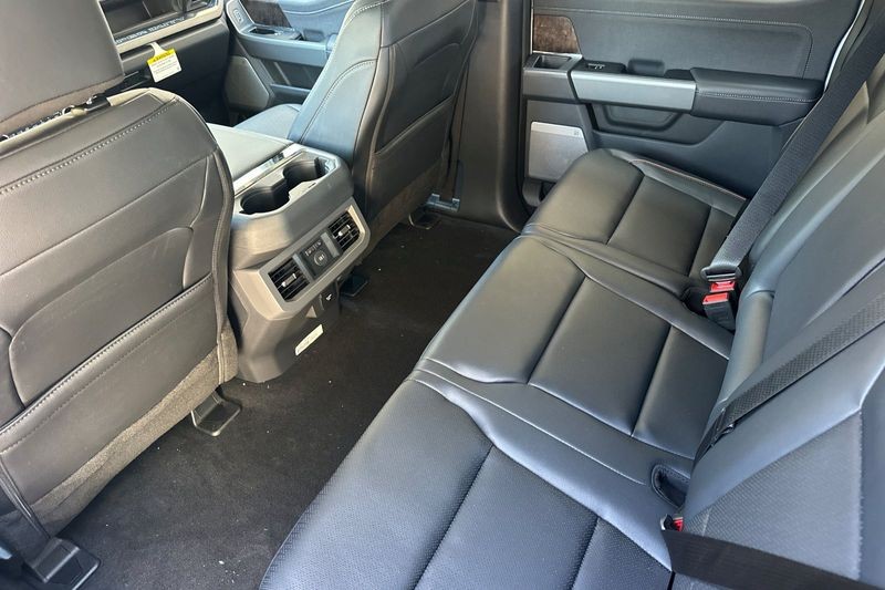 Ford F-450SD Vehicle Full-screen Gallery Image 12