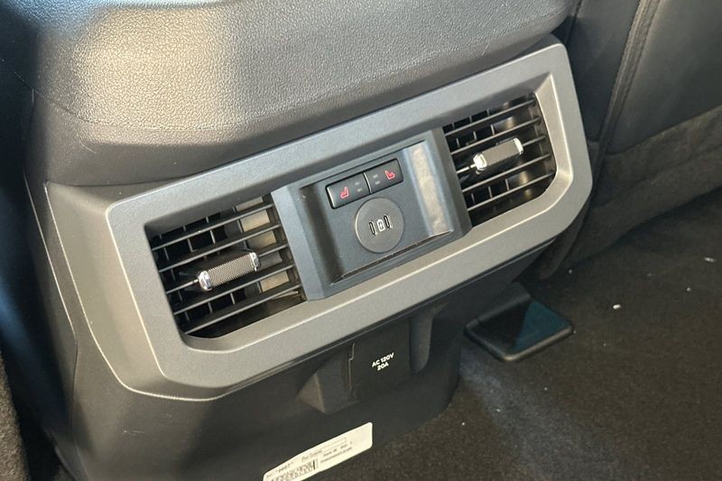 Ford F-450SD Vehicle Full-screen Gallery Image 13
