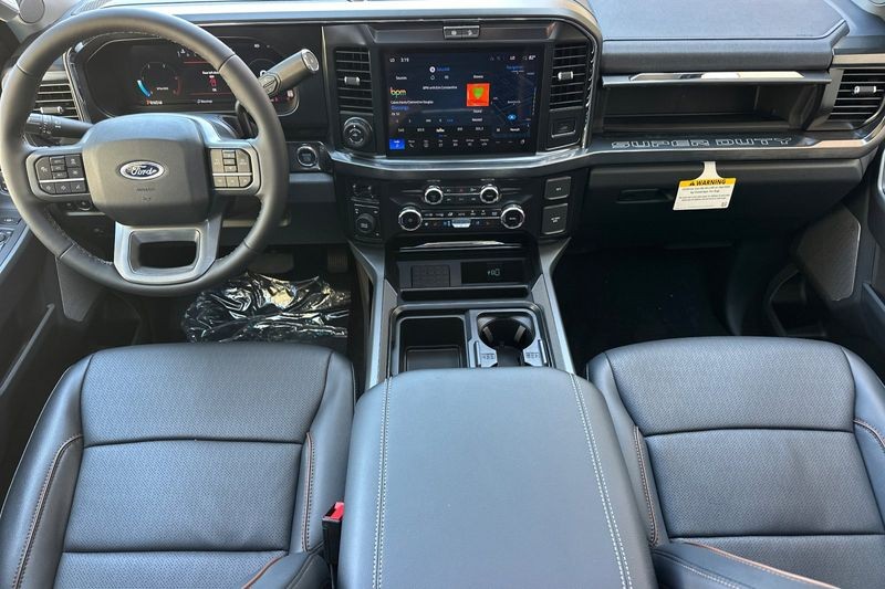 Ford F-450SD Vehicle Full-screen Gallery Image 14