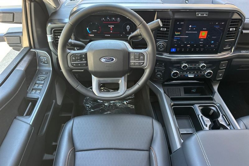 Ford F-450SD Vehicle Full-screen Gallery Image 15