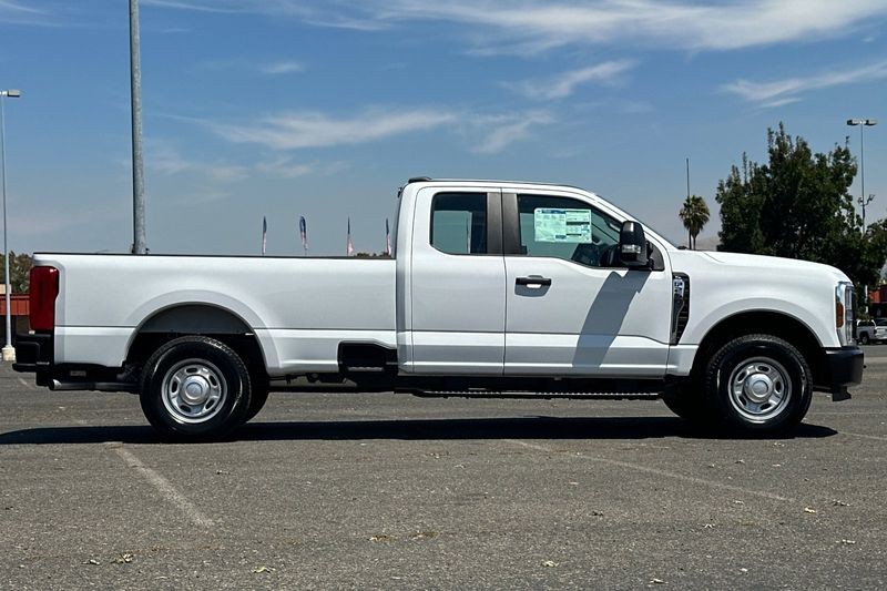Ford F-250SD Vehicle Full-screen Gallery Image 02