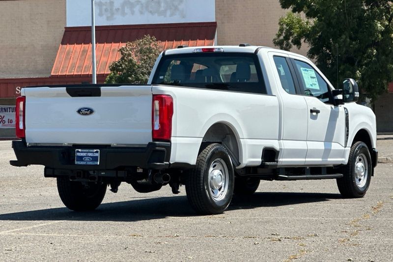 Ford F-250SD Vehicle Full-screen Gallery Image 03