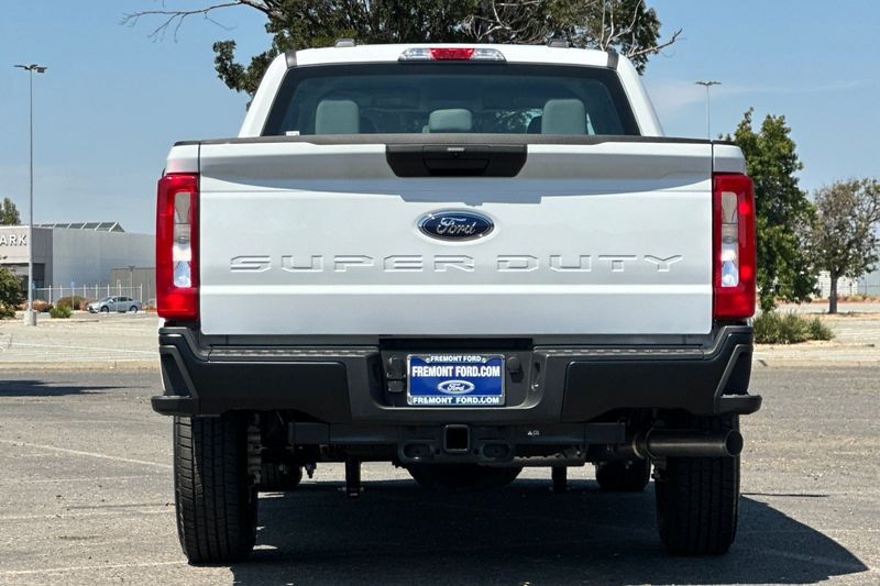 Ford F-250SD Vehicle Full-screen Gallery Image 04