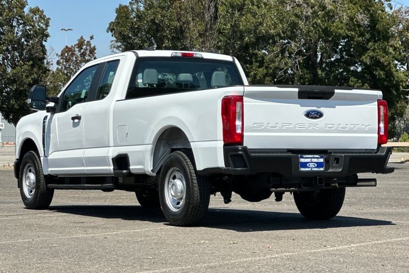 Ford F-250SD Vehicle Full-screen Gallery Image 05