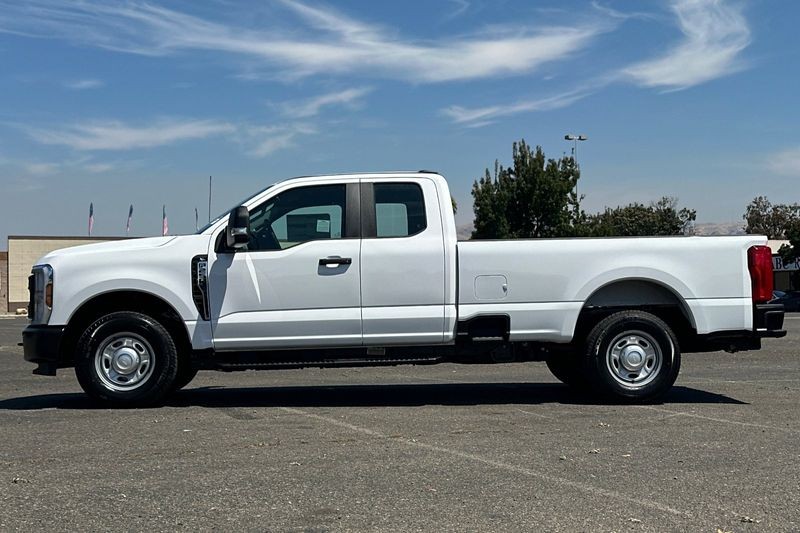 Ford F-250SD Vehicle Full-screen Gallery Image 06