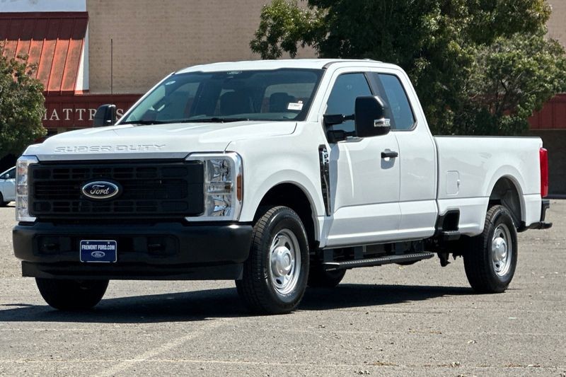 Ford F-250SD Vehicle Full-screen Gallery Image 07