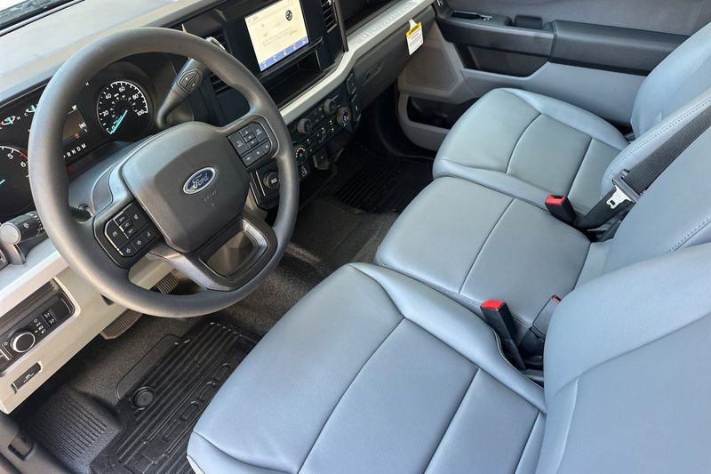 Ford F-250SD Vehicle Full-screen Gallery Image 09