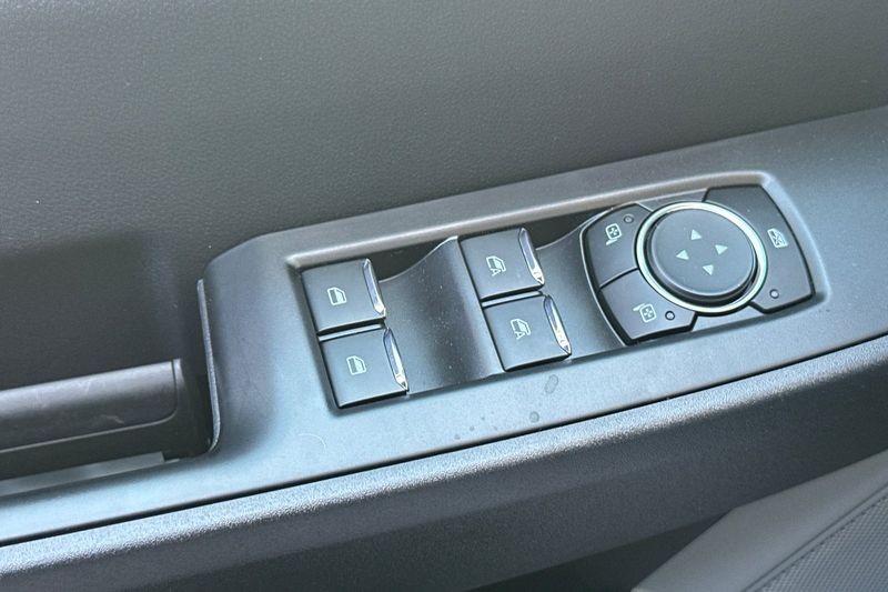 Ford F-250SD Vehicle Full-screen Gallery Image 11