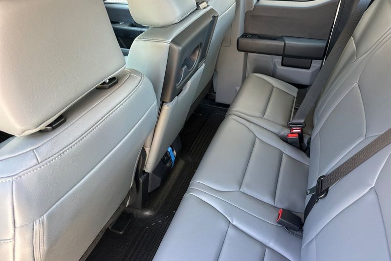 Ford F-250SD Vehicle Full-screen Gallery Image 12