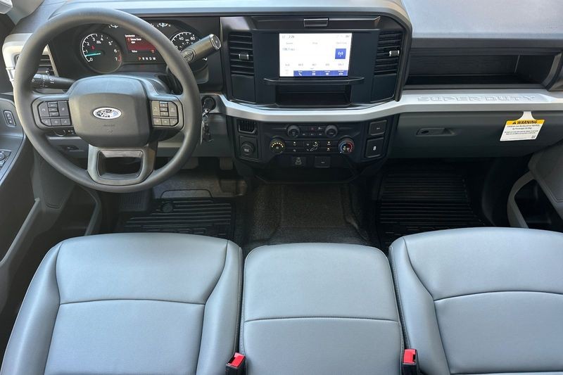 Ford F-250SD Vehicle Full-screen Gallery Image 14
