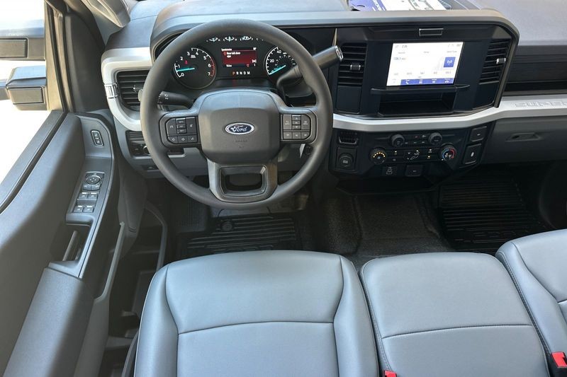 Ford F-250SD Vehicle Full-screen Gallery Image 15