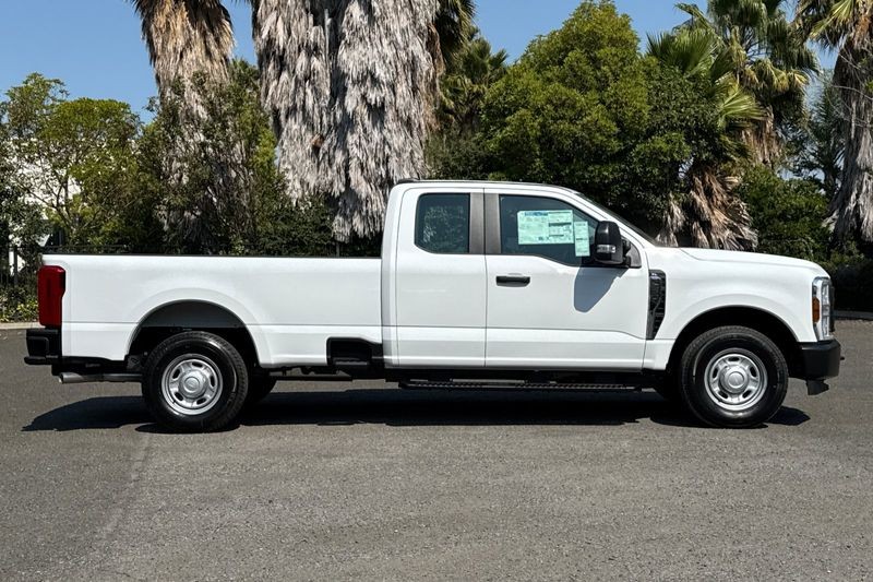 Ford F-250SD Vehicle Full-screen Gallery Image 02
