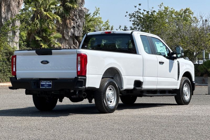 Ford F-250SD Vehicle Full-screen Gallery Image 03