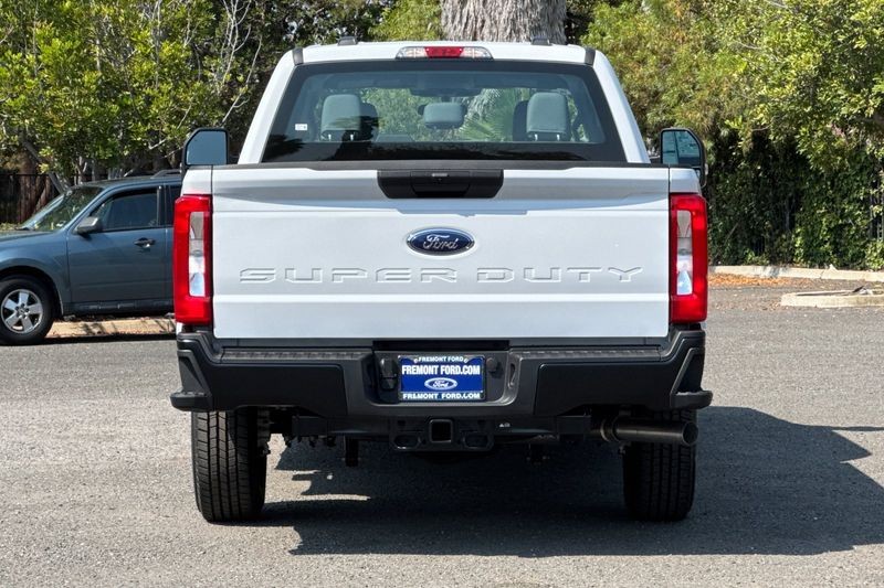 Ford F-250SD Vehicle Full-screen Gallery Image 04