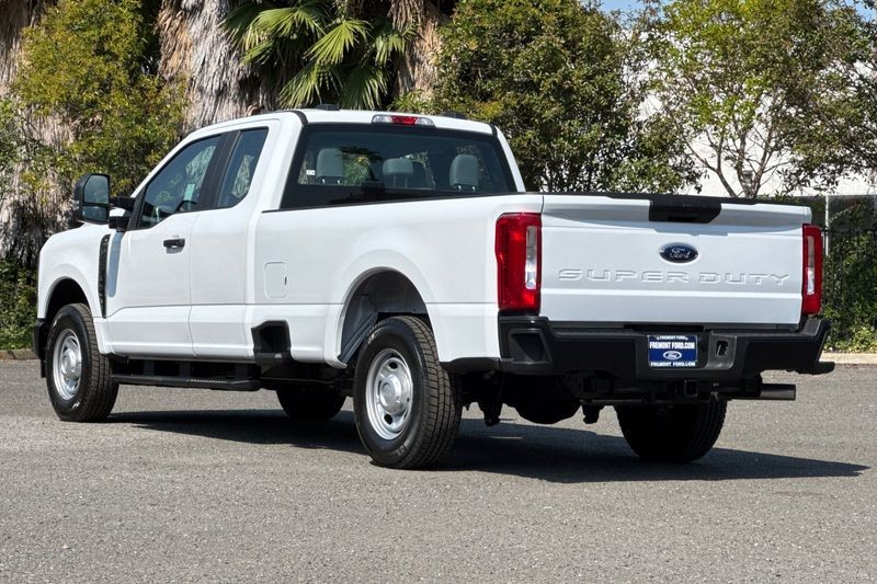Ford F-250SD Vehicle Full-screen Gallery Image 05