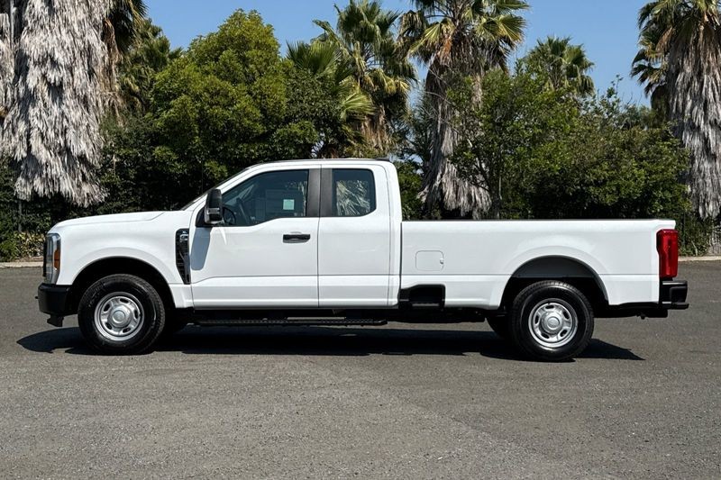 Ford F-250SD Vehicle Full-screen Gallery Image 06