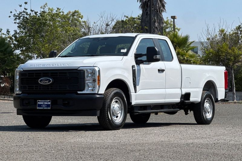 Ford F-250SD Vehicle Full-screen Gallery Image 07