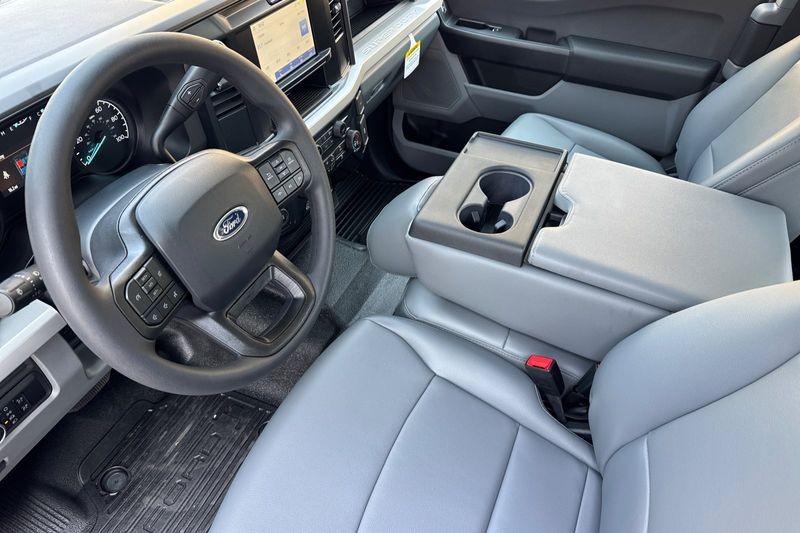 Ford F-250SD Vehicle Full-screen Gallery Image 09