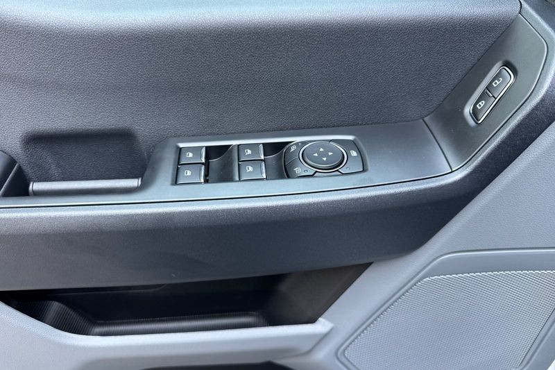 Ford F-250SD Vehicle Full-screen Gallery Image 10