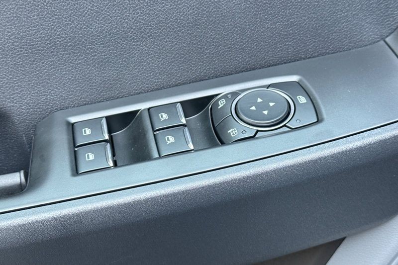 Ford F-250SD Vehicle Full-screen Gallery Image 11