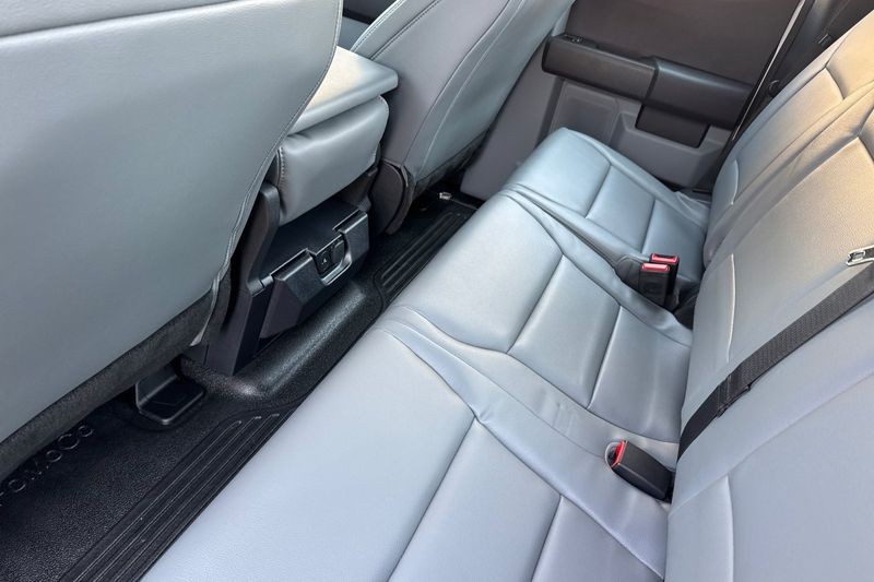 Ford F-250SD Vehicle Full-screen Gallery Image 12