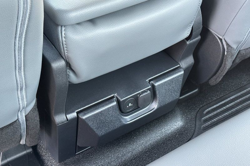 Ford F-250SD Vehicle Full-screen Gallery Image 13