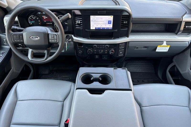 Ford F-250SD Vehicle Full-screen Gallery Image 14