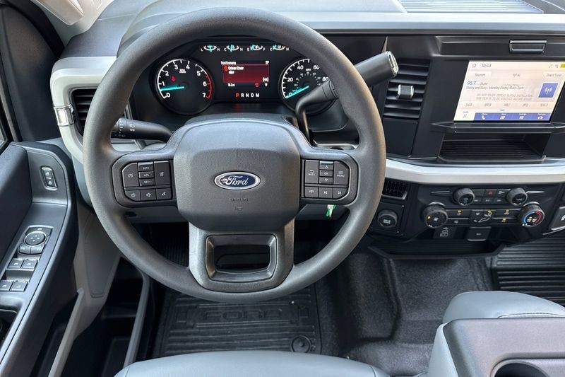 Ford F-250SD Vehicle Full-screen Gallery Image 15